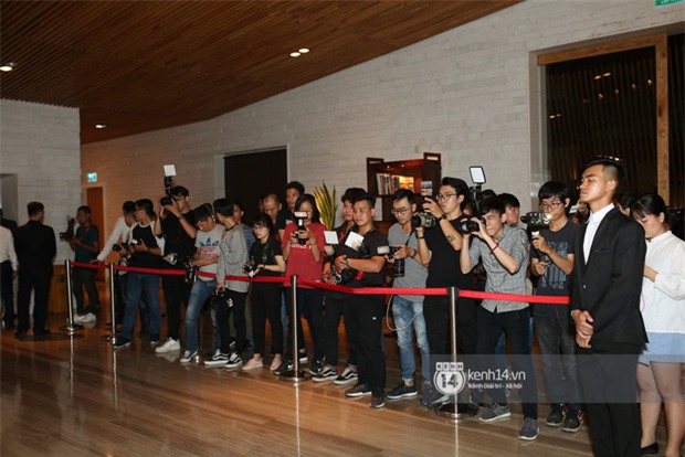 Clip: Người nhà Thu Thảo mang rào chắn tạo khoảng cách với phóng viên, an ninh đám cưới được thắt chặt tuyệt đối - Ảnh 3.