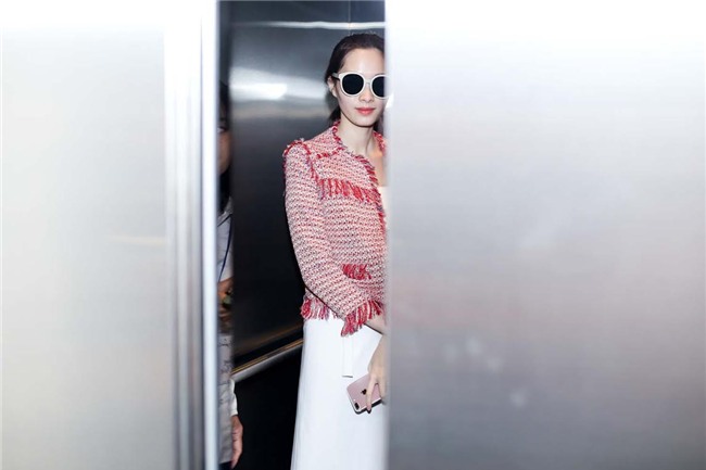 hoa hau dang thu thao mang giay 30 trieu buoc di kieu hanh den noi to chuc tiec cuoi - 5