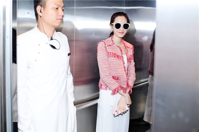 hoa hau dang thu thao mang giay 30 trieu buoc di kieu hanh den noi to chuc tiec cuoi - 6