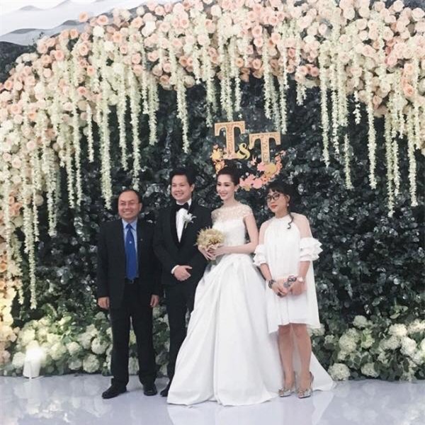 1 trong 3 mẫu váy cưới của Thu Thảo được lấy cảm hứng từ mẫu váy của công nương Grace Kelly - Ảnh 1.