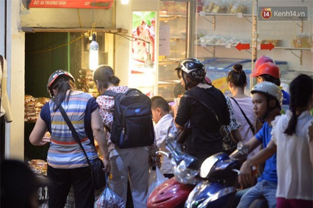 Người dân Hà Nội đổ xô ra vỉa hè mua bánh Trung thu đại hạ giá 15.000 đồng/cái, giao thông hỗn loạn - Ảnh 10.