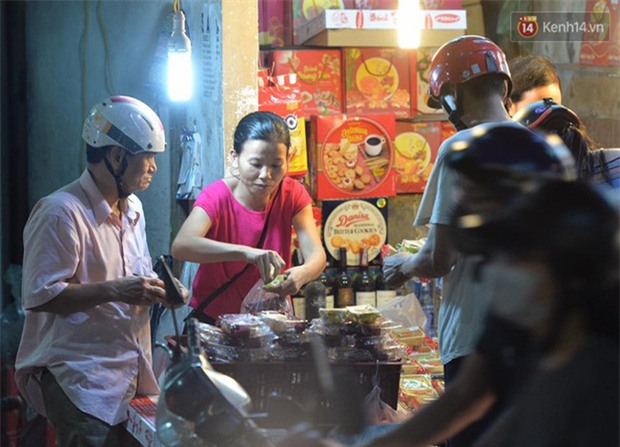 Người dân Hà Nội đổ xô ra vỉa hè mua bánh Trung thu đại hạ giá 15.000 đồng/cái, giao thông hỗn loạn - Ảnh 2.