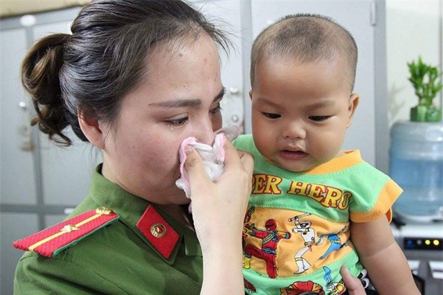 tin moi nhat ve be trai bi bo roi o nha nghi, duoc nu thieu uy canh sat cho bu - 1