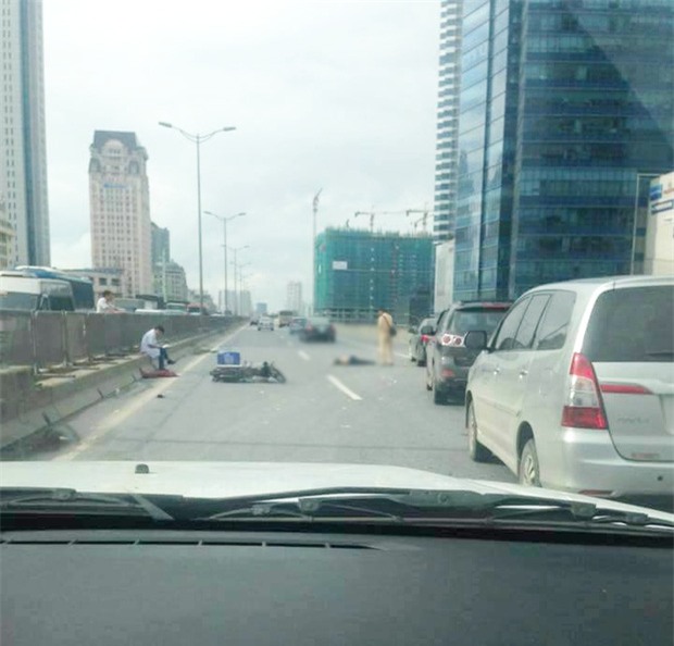 Hà Nội: Một nam thanh niên có biểu hiện say rượu chạy xe máy gây tai nạn, cả tuyến đường vành đai 3 ùn tắc - Ảnh 2.