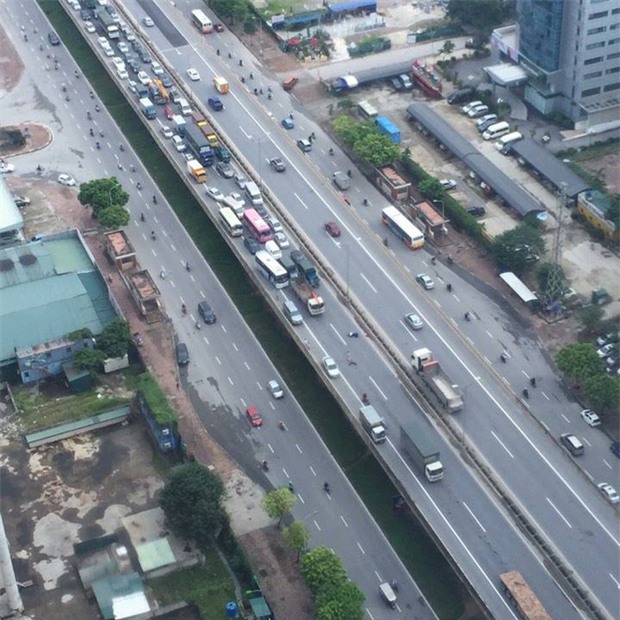 Hà Nội: Một nam thanh niên có biểu hiện say rượu chạy xe máy gây tai nạn, cả tuyến đường vành đai 3 ùn tắc - Ảnh 3.