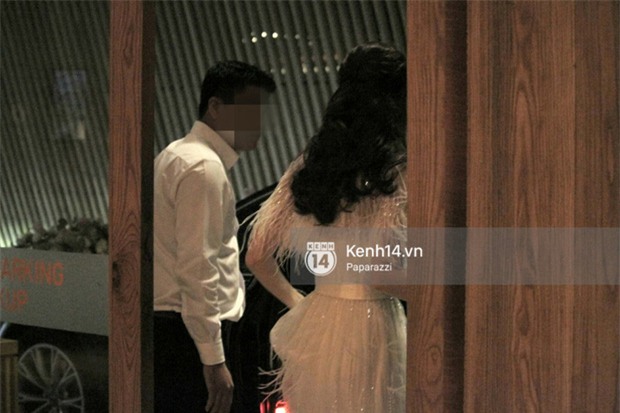 Sau đám cưới cổ tích, Đặng Thu Thảo cùng ông xã Trung Tín tay trong tay đi chơi với bạn bè - Ảnh 1.