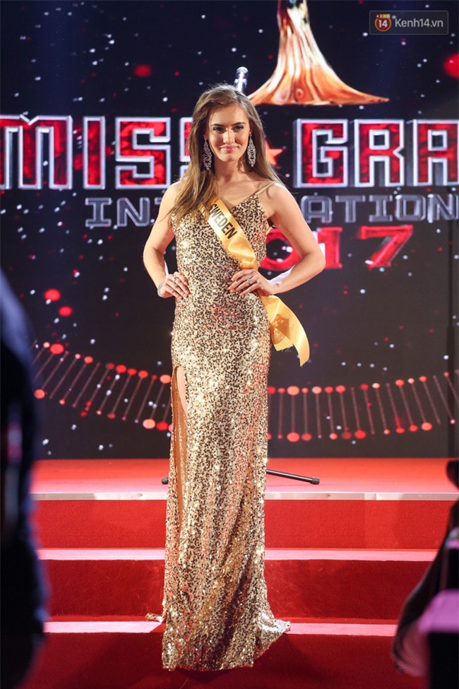 Clip: Huyền My tỏa sáng với bộ đầm nổi bật, tự tin trong phần giới thiệu tại "Miss Grand International 2017" - Ảnh 7.