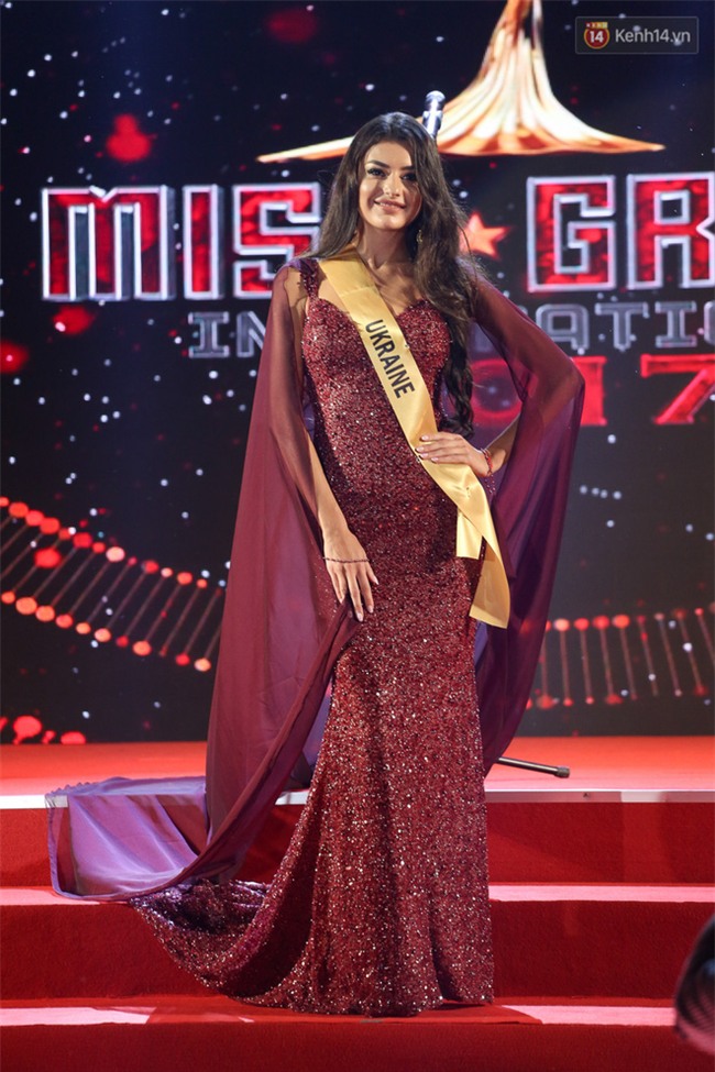 Clip: Huyền My tỏa sáng với bộ đầm nổi bật, tự tin trong phần giới thiệu tại "Miss Grand International 2017" - Ảnh 8.