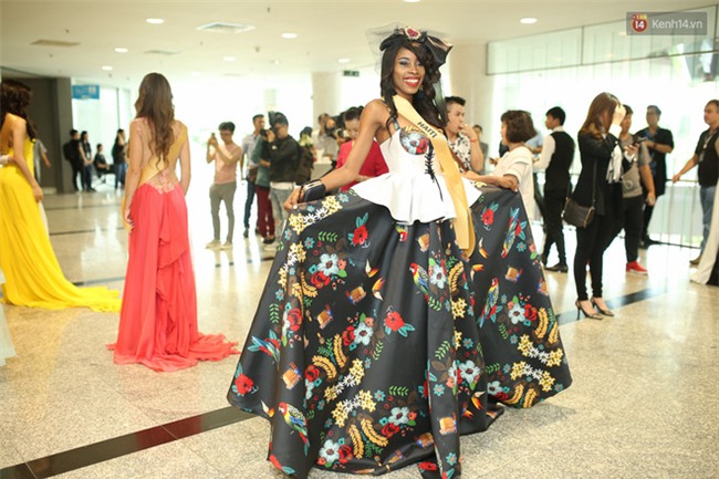 Clip: Huyền My tỏa sáng với bộ đầm nổi bật, tự tin trong phần giới thiệu tại "Miss Grand International 2017" - Ảnh 12.