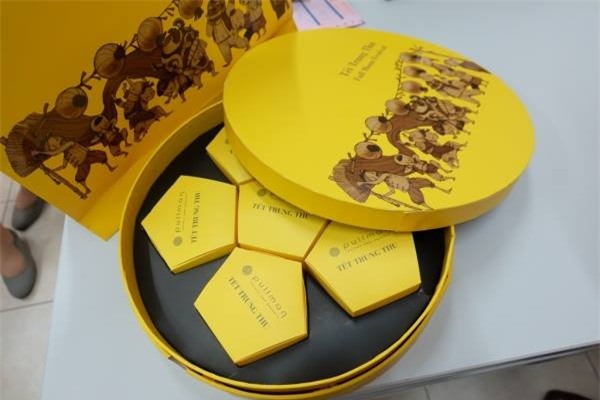 Hà Nội: Tá hỏa phát hiện bánh Trung thu gần tiền triệu mua ở khách sạn 5 sao chưa hết hạn đã mốc meo - Ảnh 1.