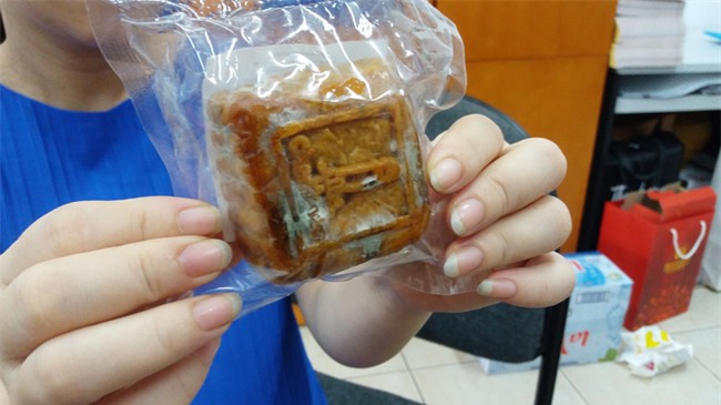 Hà Nội: Tá hỏa phát hiện bánh Trung thu gần tiền triệu mua ở khách sạn 5 sao chưa hết hạn đã mốc meo - Ảnh 3.