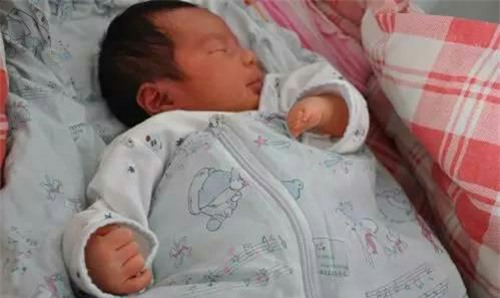 con sinh ra khong co ngon tay, biet nguyen nhan me om dau hoi han - 1