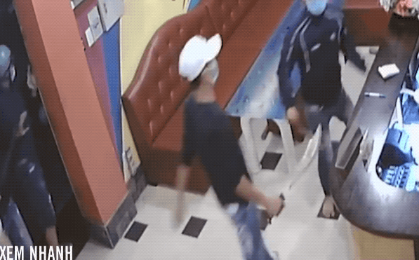 Clip: Cả chục tên côn đồ cầm dao và mã tấu kéo tới quán karaoke đập phá, đánh người