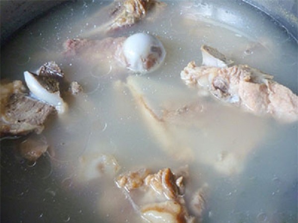 Ninh xương muốn nước trong vắt như gương chỉ cần nhớ 1 điều mà thôi - Ảnh 1.