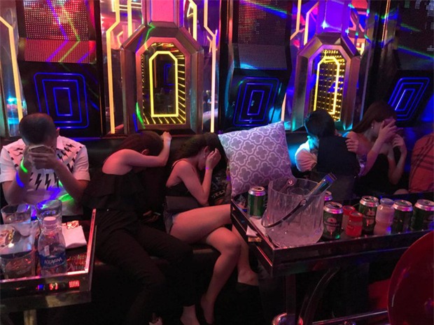Vụ hàng chục cô gái dự tiệc ma túy thác loạn trong nhà hàng karaoke ở Sài Gòn: 82 người có kết quả dương tính - Ảnh 2.