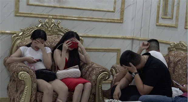 Vụ hàng chục cô gái dự tiệc ma túy thác loạn trong nhà hàng karaoke ở Sài Gòn: 82 người có kết quả dương tính - Ảnh 4.