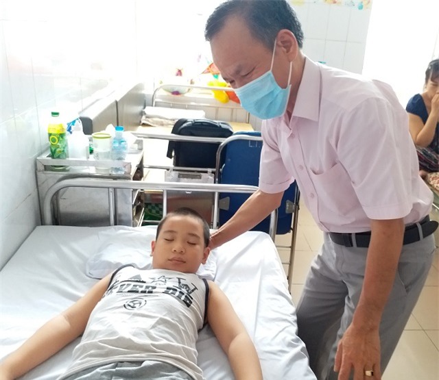 be trai 8 tuoi o ha noi mac benh la: cu ngoc dau len la ngat xiu - 3