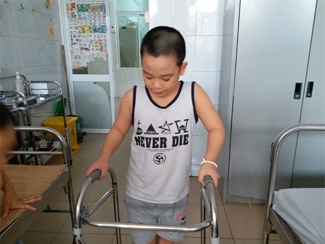 be trai 8 tuoi o ha noi mac benh la: cu ngoc dau len la ngat xiu - 5