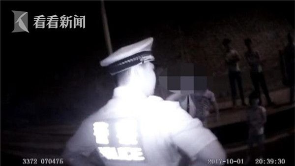 Uống rượu lái xe gặp cảnh sát, ông bố của năm vứt 2 con lại trong xe để trốn phạt - Ảnh 2.