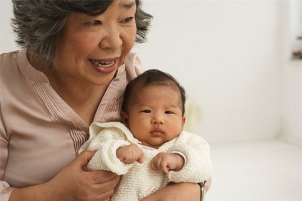 Nhìn mẹ chồng cho con ăn, tôi chỉ muốn ói nên phải lảng đi chỗ khác - Ảnh 1.