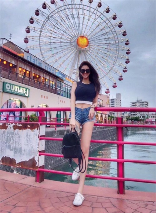 Hot girl sở hữu đôi chân dài miên man đến mức ‘mất cân đối’  - Ảnh 3.