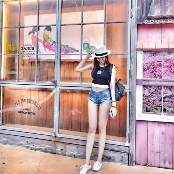 Hot girl sở hữu đôi chân dài miên man đến mức ‘mất cân đối’  - Ảnh 4.