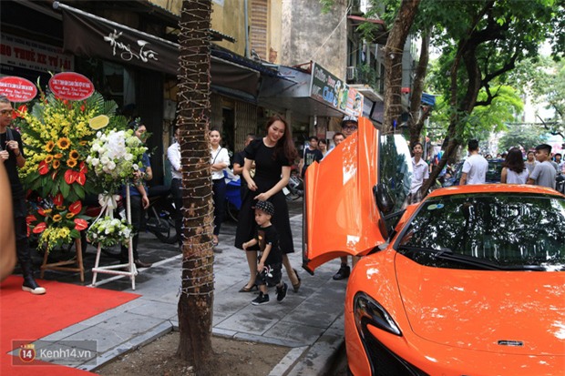 Vợ chồng Ngọc Thạch lái siêu xe 16 tỷ đồng làm xôn xao cả dãy phố - Ảnh 4.