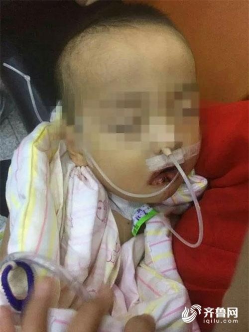 Tưởng nhầm chất tẩy là đường trắng, bé trai lấy ăn và nhập viện trong tình trạng nguy kịch - Ảnh 2.