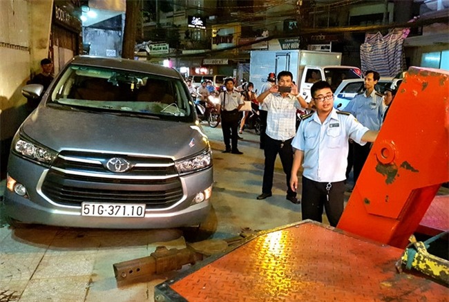 Nguoi dan ong dap oto, 'an va' khi bi ong Doan Ngoc Hai cau xe hinh anh 1