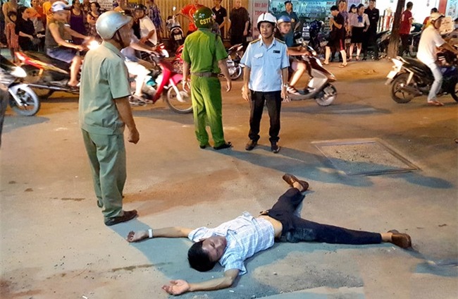 Nguoi dan ong dap oto, 'an va' khi bi ong Doan Ngoc Hai cau xe hinh anh 3