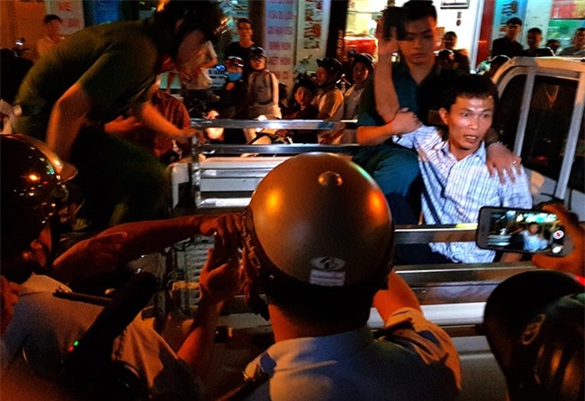 Nguoi dan ong dap oto, 'an va' khi bi ong Doan Ngoc Hai cau xe hinh anh 4