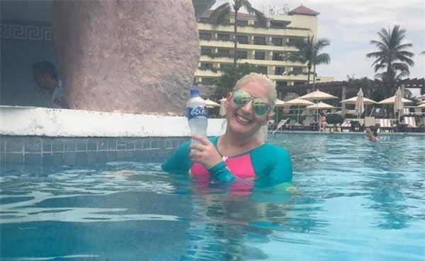 Đằng sau cô gái có đôi chân dị dạng là câu chuyện mà ai cũng thấy mình trong đó - Ảnh 2.