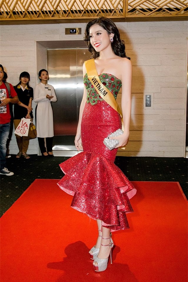 chiec vay xinh dep cua huyen my hoa ra la do "tai che" lai cua ho ngoc ha - 1