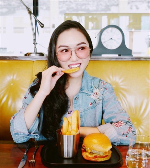 Cuộc sống sang chảnh của Chloe Nguyễn, nàng beauty blogger xinh xắn như búp bê - Ảnh 1.