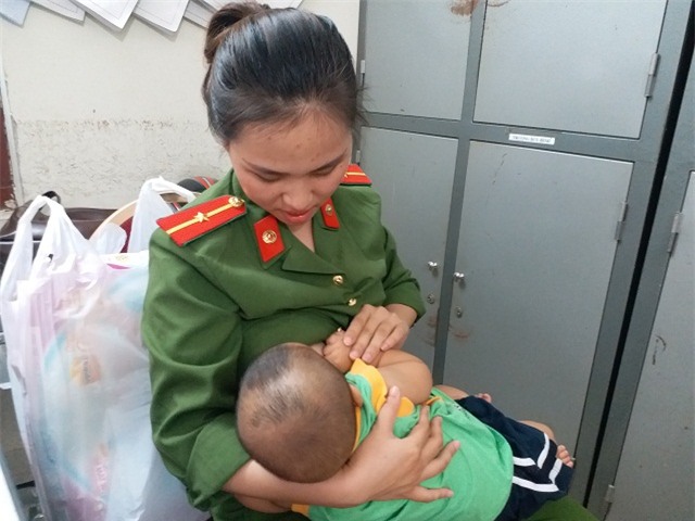 be trai duoc nu thieu uy cong an cho bu: nguoi bo chua the don con, phai xet nghiem adn - 2