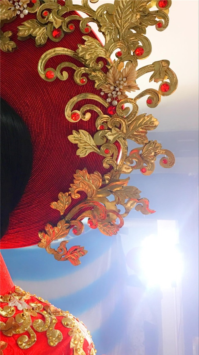 Cận cảnh quốc phục nặng tới 30kg của Huyền My tại Miss Grand International 2017-2