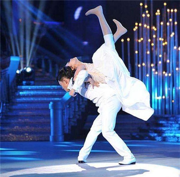 Cuộc đời đầy bão giông của vũ công xinh đẹp: Mất con, mất cả đôi chân rồi còn bị chồng bỏ rơi-4