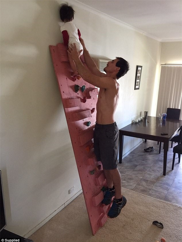 Co be 3 tuoi gay bat ngo khi leo 20 m tuong trong 4 phut hinh anh 2