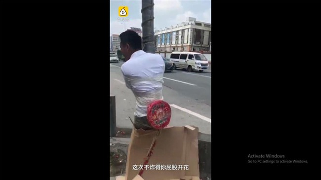 Clip: Chú rể bị thương nghiêm trọng khi rước dâu vì bị mọi người trói vào cột cùng bánh pháo rồi châm lửa đốt - Ảnh 2.