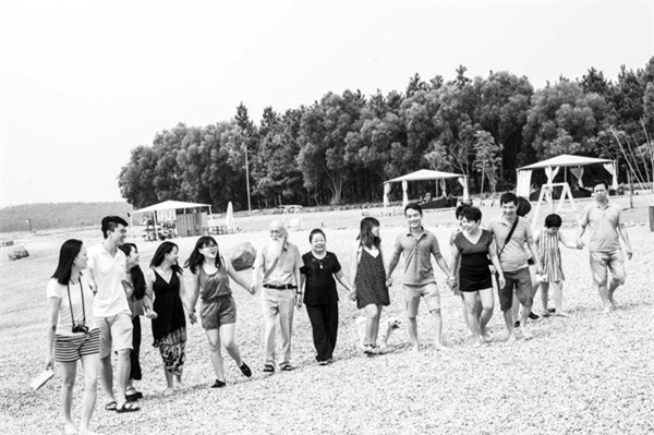 chau ngoai ke ve giay phut cuoi doi cua thay cuong: "ong nhin lan luot tung nguoi roi lim dan" - 1