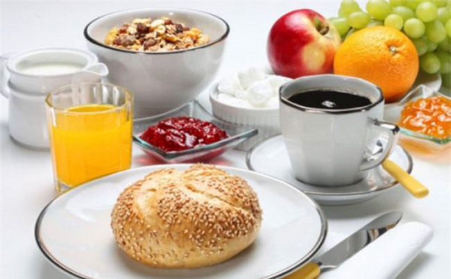 Nhịn ăn sáng ngày hành kinh, một bé gái bị té nát mặt