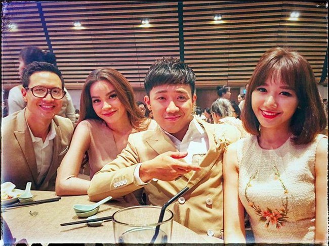 Trong ngày sinh nhật của Mr. Đàm dù không xuất hiện cùng lúc nhưng khi vào trong bàn tiệc cặp đôi lại khiến fan ghen tỵ khi luôn ngồi sát nhau. - Tin sao Viet - Tin tuc sao Viet - Scandal sao Viet - Tin tuc cua Sao - Tin cua Sao