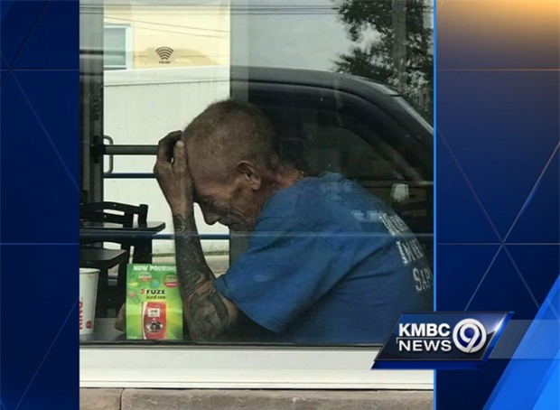 Thấy ông lão vô gia cư ngồi khóc trong nhà hàng, người phụ nữ này đã làm điều khiến ông nhớ ơn cả đời - Ảnh 1.