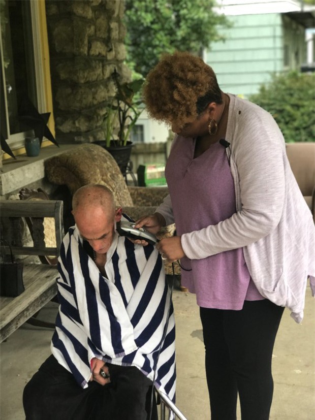 Thấy ông lão vô gia cư ngồi khóc trong nhà hàng, người phụ nữ này đã làm điều khiến ông nhớ ơn cả đời - Ảnh 3.