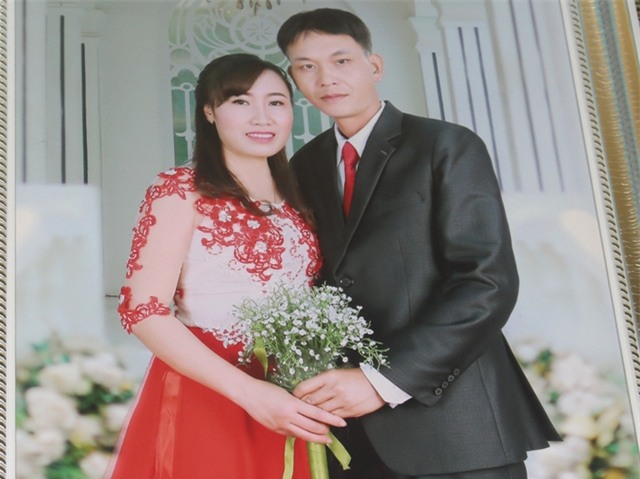 Vợ chồng chị Quyên chụp chung trong ngày kỷ niệm 20 năm ngày cưới. Ảnh: Đ.Tùy