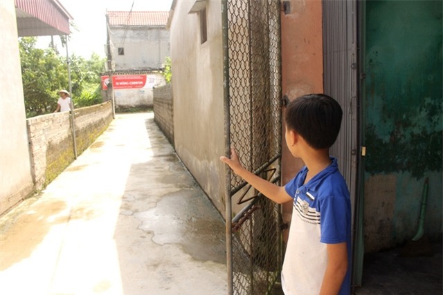 Ngày nào, cháu Phương cũng ra cổng ngóng chờ mẹ về. Ảnh: Đ.Tùy