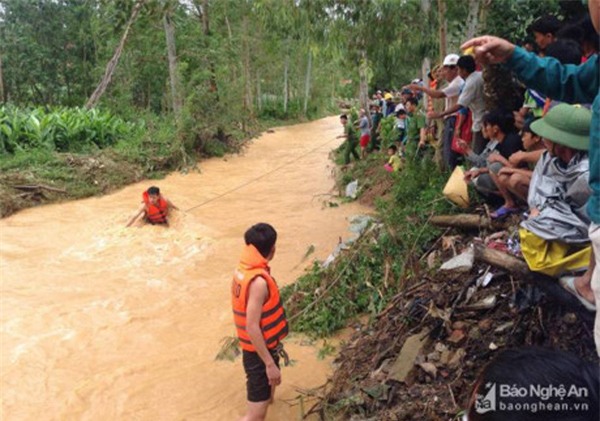 nghe an: bo me vang nha, be trai 4 tuoi di tim ong ba bi nuoc cuon mat tich - 1