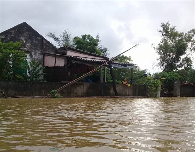 nghe an: bo me vang nha, be trai 4 tuoi di tim ong ba bi nuoc cuon mat tich - 10