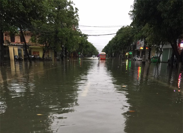 nghe an: bo me vang nha, be trai 4 tuoi di tim ong ba bi nuoc cuon mat tich - 2