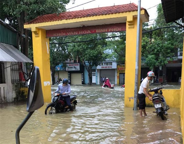 nghe an: bo me vang nha, be trai 4 tuoi di tim ong ba bi nuoc cuon mat tich - 3